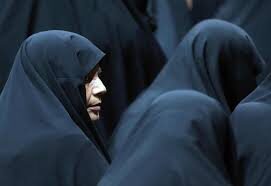 “Il velo è fondamento di civiltà”. L’Iran non progredisce e usa il pugno di ferro sulle donne