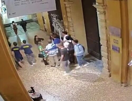 Bologna, indagati otto persone per il pestaggio ai danni degli studenti di destra. Ma a sinistra nessuno si è mai indignato… (Video)