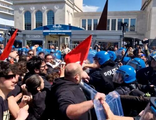 Piantedosi a Napoli, estremisti di sinistra  con le mani verniciate di rosso tentano l’assalto (Video)