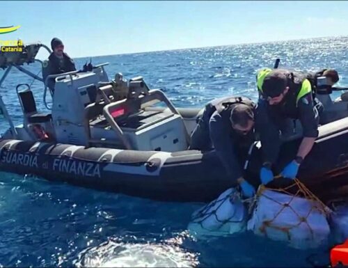Gommoni pieni di cocaina in mare: 2000 chili di droga per un valore di oltre 400 milioni di euro sequestrata nelle acque della Sicilia