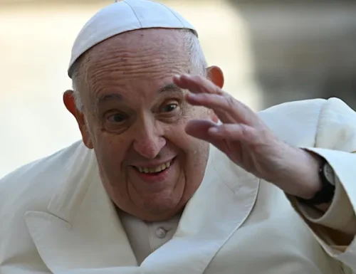 Il Papa sulle donne elogi e ironia: “Coraggiose e generose, anche se c’è qualche nevrotica”