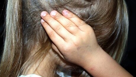 L’Orrore fra le mura domestiche: bimba disabile abusata da padre e cugino da quando aveva 3 anni