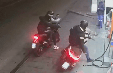 Napoli violenta, gambizzato perché resiste al tentativo di furto dello scooter: le immagini choc riprese dalle telecamere (Video)