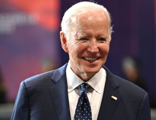 Biden lo dice, a 80 anni, si ricandida alle presidenziali del 2024. I repubblicani: “È fuori dal mondo”