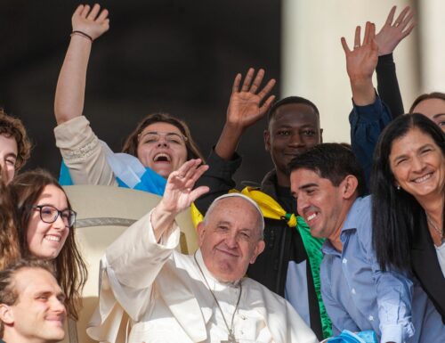 L’appello di Papa Francesco ai giovani: “Non accontentatevi di social e cellulari. Non siate pigri, osate”