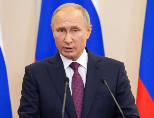 Putin punta il dito contro gli Stati Uniti: “La guerra l’avete provocata voi sostenendo la rivoluzione ucraina”