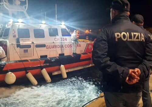 Migranti, Lampedusa scoppia: 26 sbarchi e 1000 arrivi a Pasqua. L’Italia preme per i fondi alla Tunisia