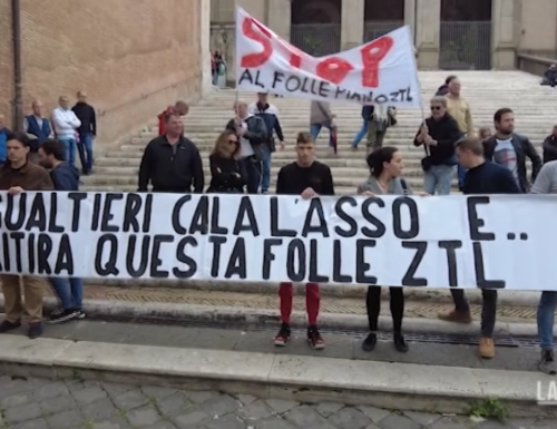 Ztl, le proteste contro Gualtieri. In centinaia sotto il Campidoglio: “No al delirio eco chic di Gualtieri”