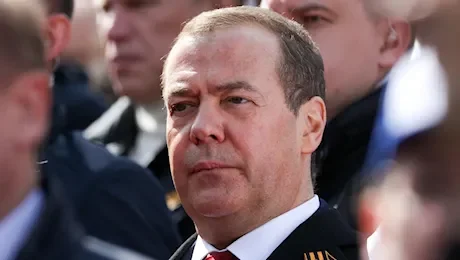 Medvedev torna a minacciare il mondo: “Con gli F-16 a Kiev l’apocalisse nucleare sarà più vicina”