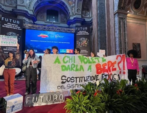Sceneggiata napoletana  degli ambientalisti rossi contro il ministro Lollobrigida. FdI: “Miserabili estremisti” (Video)