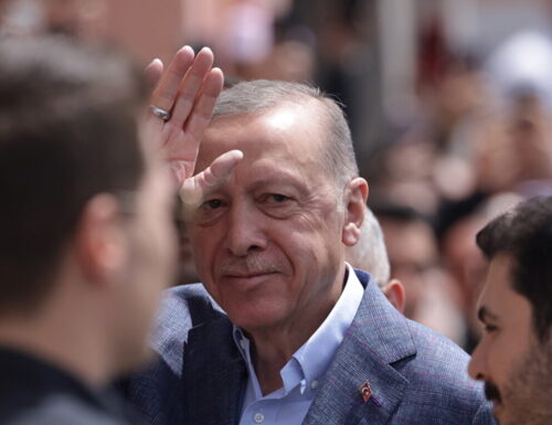 Turchia, sarà ballottaggio: Erdogan si ferma al 49%, ma il partito del presidente ha la maggioranza