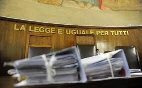 Lecce, il giudice non si commuove dinanzi al finto vittimismo della moglie aggredita perché trovata a letto con un altro: assoluzione piena