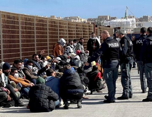 Lampedusa colassa, 1.326 migranti in un giorno. L’hotspot è oltre i limiti della umanità