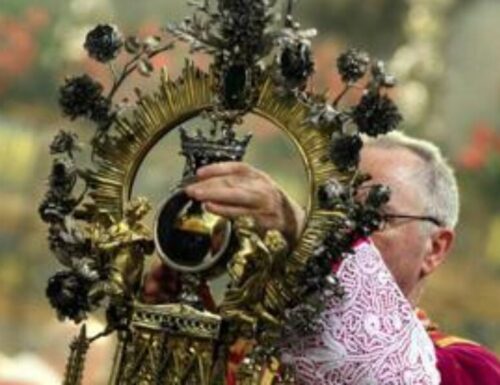 Napoli, il miracolo si ripete: si scioglie il sangue di San Gennaro