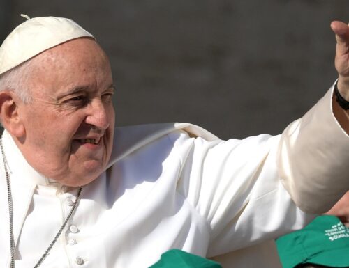 Il Papa è sveglio e vigile. Il chirurgo: “Mi ha già preso in giro”. Operato per una patologia benigna