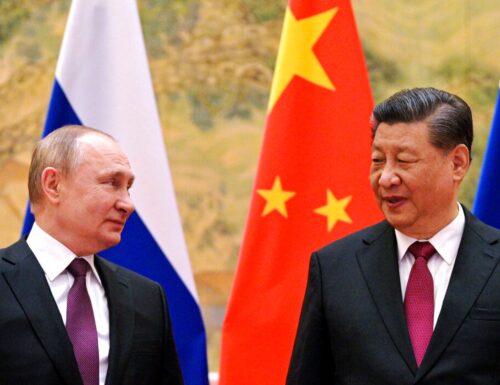 La Cina sta con Putin, gli Usa: “Non è finita qui”. Fazzolari: “Italia compatta per Kiev”