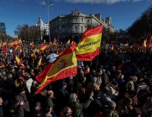 Aria di destra anche in Spagna. Il sondaggio: Popolari e Vox verso la maggioranza assoluta