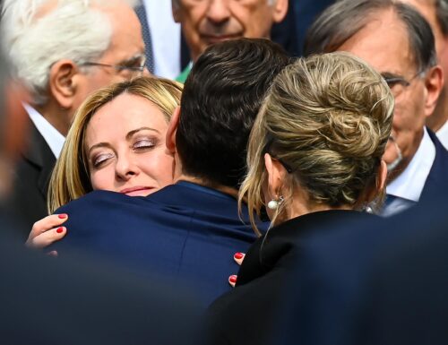 Il saluto del Premier Giorgia Meloni a Berlusconi: “grazie Silvio, non ti dimenticheremo e ti renderemo orgoglioso” (Video)