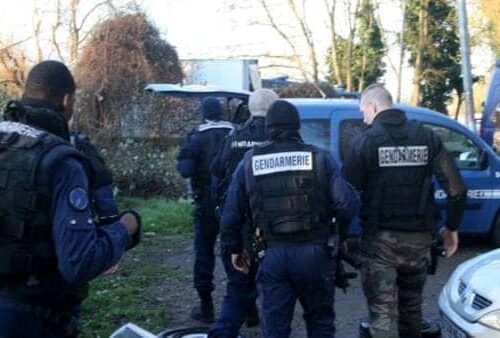 Orrore in Francia, è stato “un uomo col turbante”: migrante siriano accoltella 8 bambini