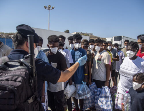 Migranti, sbarchi e Ue: l’emergenza che l’Europa non riesce a risolvere. E ora l’Italia fa da sé