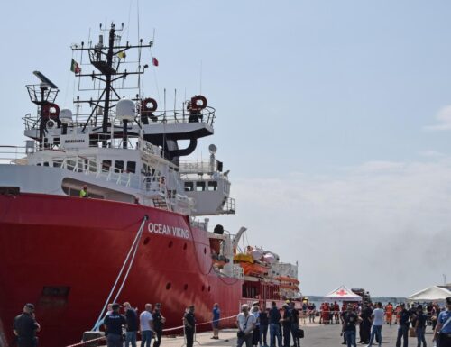 Migranti, fermo amministrativo per la Ocean Viking. La Guardia costiera: “Irregolarità relative alla sicurezza”