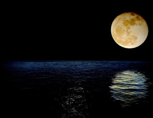Stanotte fate l’amore sotto la luna, la prima Superluna del 2023: occhi al cielo per uno spettacolo mozzafiato (sui social dalle 21.30)