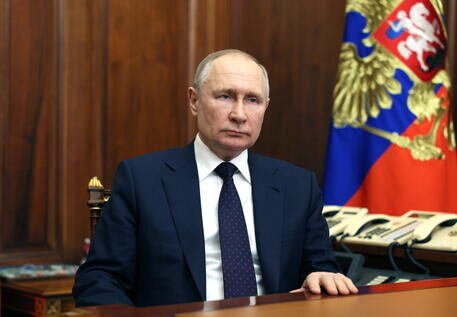 Russia, Putin ratifica la legge che vieta i cambi di sesso. “Così combattiamo il satanismo”