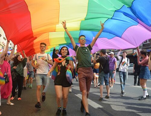 Al Toscana Pride solo odio: assediata la sede di FdI, insulti disgustosi alla Meloni (Video)