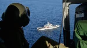 Peschereccio italiano in acque internazionali sotto attacco da una motovedetta libica, interviene elicottero militare