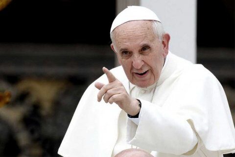Il Papa a un ragazzo trans: “Dio è sempre con noi, anche se peccatori”. Ma al giovane non basta e gli vanno le scarpe strette