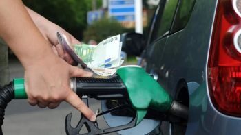 Caro carburante, vacanze, ma quanto mi costi: la benzina sfiora quota 2 euro
