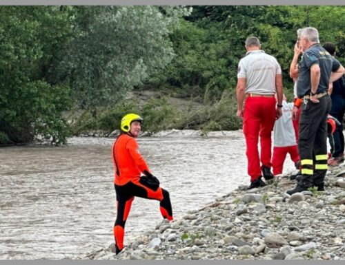 Piemonte, i pompieri salvano una ragazzina aggrappata a un ramo nel fiume in piena (Video)