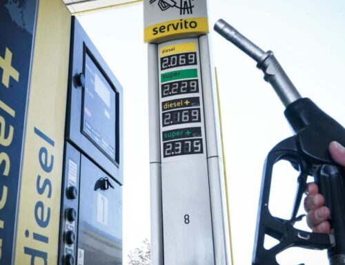 Benzina, il ministro Urso smonta le balle: “Prezzi italiani più bassi rispetto al resto d’Europa”