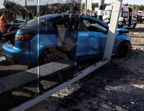 Far West a Gerusalemme, è un attentato: scende dalla macchina e spara sulla folla (Video)