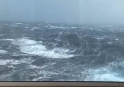 Una onda anomala travolge una nave da crociera nel Golfo di Biscaglia: ci sono feriti (Video)