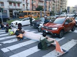 Ultima generazione blocca il traffico a Milano, finisce in tragedia. Ecco perché
