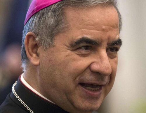Ora basta, parla il Cardinale Becciu: “Sono innocente, voglio gridarlo al mondo”