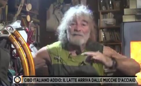 Mauro Corona da Giordano asfalta i compagni: “Sono di sinistra ma spero nella Meloni” (Video)