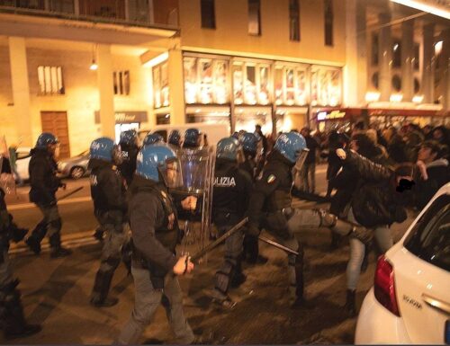 Manifestazione Bologna, nel respingere i violenti, un poliziotto tira un calcio alla attivista dei centri sociali: “Violenza sessuale”. Sinistra impazzita!