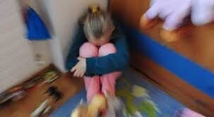 Abuso choc a scuola: il bidello palpeggia bimba di 7 anni