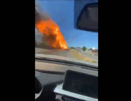 Scene da Film: aereo si schianta in autostrada e travolge le auto: il video-choc (Video)