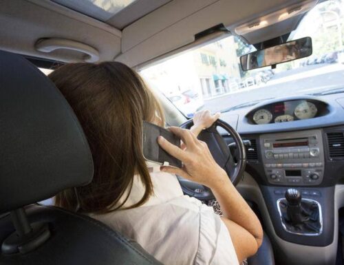 Cellulare alla guida, le multe: ecco come cambia il codice della strada