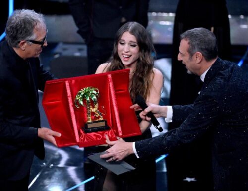 Angelina Mango vince Sanremo. Caos-televoto: “Annullare tutto”