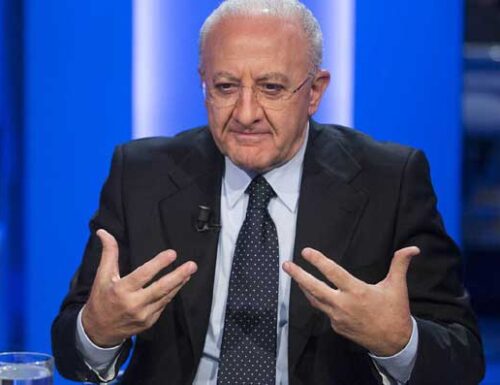 Vincenzo De Luca insulta il governo: “Disturbati mentali”. FdI lo distrugge