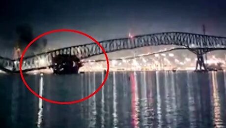 L’allarme, poi  il blackout: auto in acqua, cosa è successo a Baltimora